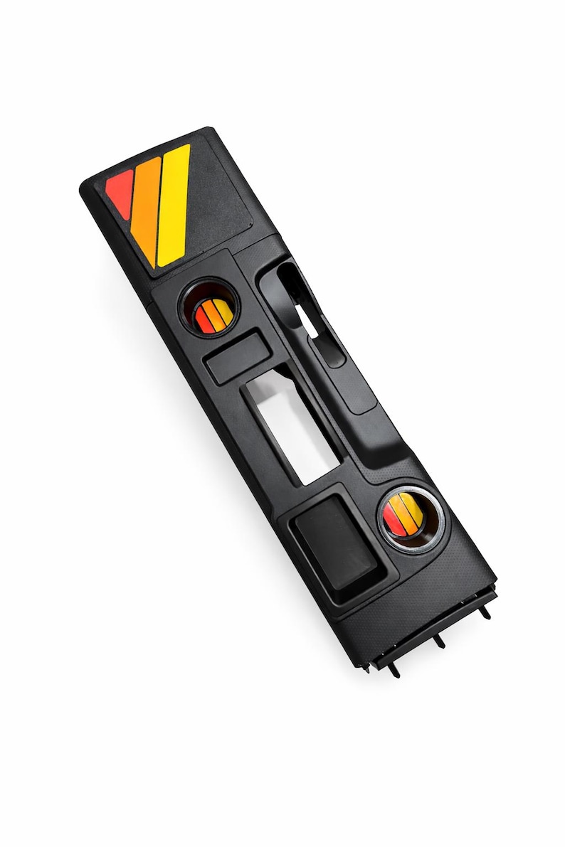 Pu&ograve; includere: Console per auto nera con portabicchieri e vano portaoggetti. Presenta un design arancione, giallo e rosso. La console &egrave; progettata per adattarsi a un veicolo. Misure in centimetri.