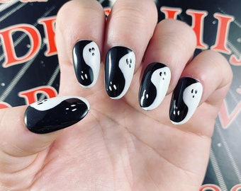 Spooky Halloween Goth Ghost Press On Nails