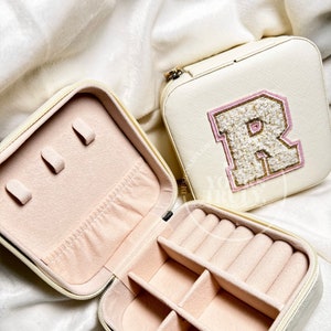 Joyero de viaje personalizado de chenilla rosa, blanca y dorada con encanto • Mamá, esposa, amiga, maestra, novia, dama de honor regalo