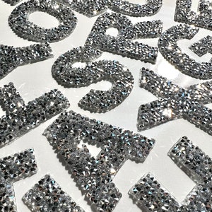 Aplique de remendo de letras de ferro com strass prateado • Remendo adesivo individual único, faça você mesmo para noivas, presente para madrinhas, remendos para jaqueta jeans