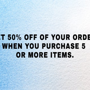 Pu&ograve; includere: Testo su uno sfondo blu e bianco che recita: "GET 50% OFF OF YOUR ORDER WHEN YOU PURCHASE 5 OR MORE ITEMS."