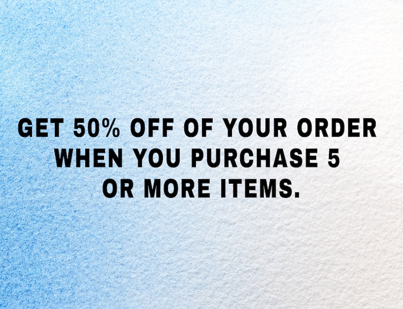 Pu&ograve; includere: Testo su uno sfondo blu e bianco che recita: "GET 50% OFF OF YOUR ORDER WHEN YOU PURCHASE 5 OR MORE ITEMS."