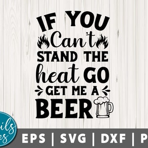 Puede incluir: Diseño gráfico en blanco y negro con el texto "If you can't stand the heat go get me a beer" y una silueta de una jarra de cerveza.