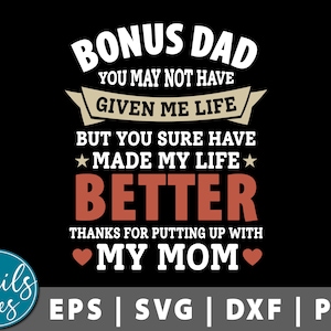 Puede incluir: Un diseño gráfico blanco y rojo con el texto "Bonus Dad You May Not Have Given Me Life But You Sure Have Made My Life Better Thanks For Putting Up With My Mom" con un corazón a cada lado de la palabra "Mom".