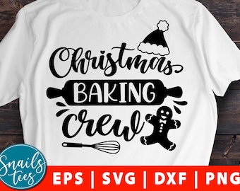 Può includere: Una maglietta bianca con un design nero che dice "Christmas Baking Crew" con un mattarello, un omino di pan di zenzero e una frusta. Il design include anche un cappello di Babbo Natale.