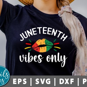 Può includere: Maglietta nera con il testo "Juneteenth vibes only" in lettere bianche. Sopra il testo c'è una stampa di labbra rosse, gialle e verdi.