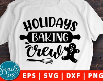 Può includere: Una maglietta bianca con testo nero che recita "Holidays Baking Crew" con un mattarello e un omino di pan di zenzero.