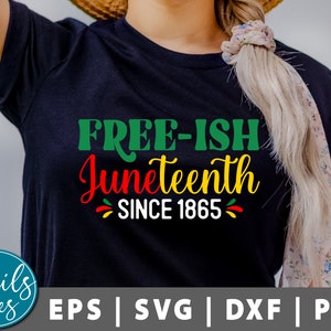 Può includere: Una maglietta nera con il testo "FREE-ISH Juneteenth SINCE 1865" in lettere verdi, gialle e rosse.