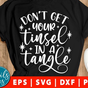 Peut inclure: T-shirt noir avec du texte blanc qui dit "Ne vous emmêlez pas dans vos guirlandes".