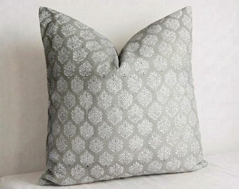 Funda de almohada gris con estampado floral, textil indio hecho a mano.
