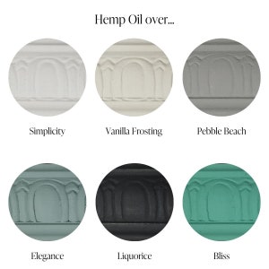 以下が含まれることがあります： 「Hemp Oil over...」というテキストが上にある、6つの塗料サンプル。色は、Simplicity（白）、Vanilla Frosting（オフホワイト）、Pebble Beach（グレー）、Elegance（ライトブルー）、Liquorice（ブラック）、Bliss（ティール）です。