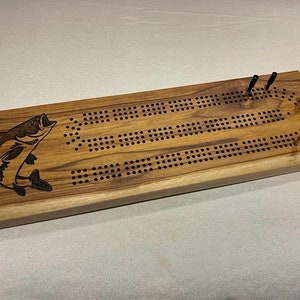 Tablero de cribbage de madera de teca hecho a mano con pez lubina