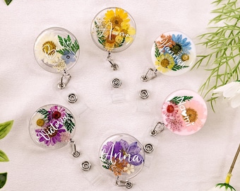 本物の花のバッジリール、パーソナライズ、カスタム押し花バッジリール、ワニ口クリップバッジホルダー、母親/看護師/教師への誕生日プレゼント