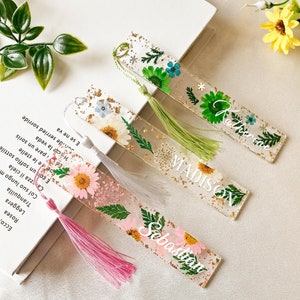 Pressed Flower Bookmark with Name, Custom Resin Bookmark, Gift for Teachers, Thanksgiving Gift, Floral Bookmark for Women, Flower Bookmarks