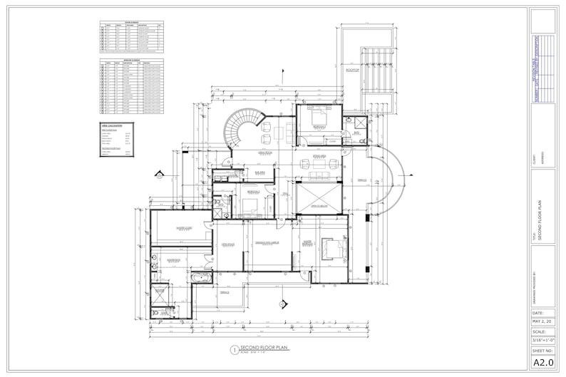 Op de afbeelding: Een zwart-witte architectonische plattegrond van de tweede verdieping. De plattegrond toont een grote woonkamer, een keuken, een badkamer en een slaapkamer. De plattegrond toont ook een trap die naar de eerste verdieping leidt.