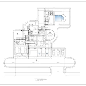 Op de afbeelding: Een zwart-witte plattegrond van de eerste verdieping van een huis. De plattegrond toont een grote woonkamer, een keuken, een eetkamer, een slaapkamer en een badkamer. De plattegrond toont ook een zwembad en een oprit. De tekst "FIRST FLOOR PLAN" is zichtbaar in de rechterbenedenhoek van de plattegrond.