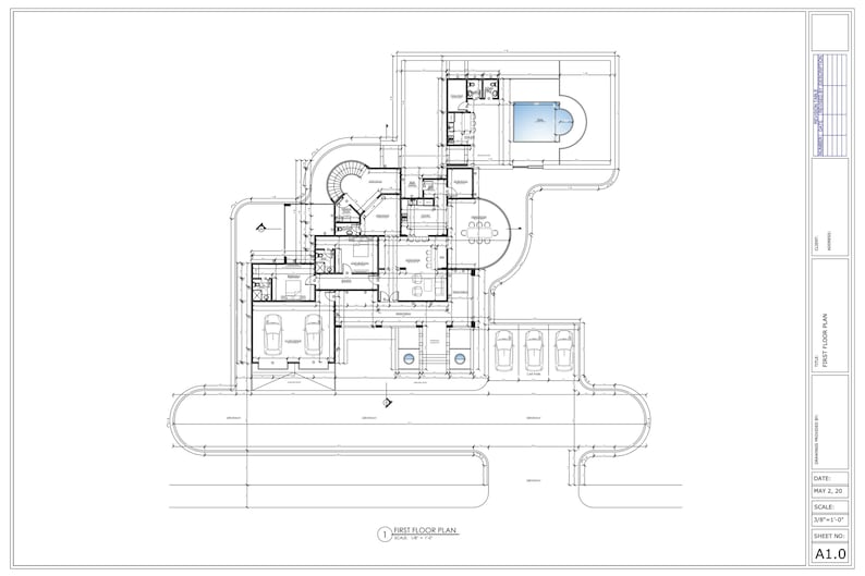 Op de afbeelding: Een zwart-witte plattegrond van de eerste verdieping van een huis. De plattegrond toont een grote woonkamer, een keuken, een eetkamer, een slaapkamer en een badkamer. De plattegrond toont ook een zwembad en een oprit. De tekst "FIRST FLOOR PLAN" is zichtbaar in de rechterbenedenhoek van de plattegrond.
