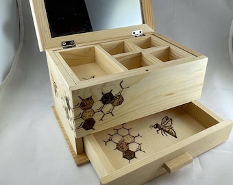 Joyero de madera pirograbado con forma de panal de abeja, con hexágonos, bandeja con espejo y cajón.