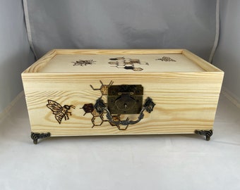 Joyero de madera pirograbado con forma de panal de abeja y hexágonos.