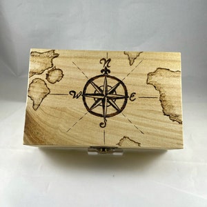 Brújula y mapa Caja de baratijas pirograbadas / Arte pirograbado / Cofre del tesoro / Almacenamiento de recuerdos de joyas / Globo terráqueo de viaje Explora el mundo