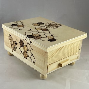 Boîte à bijoux en bois brûlé hexagones en nid d'abeille, art de la pyrogravure sur bois, rangement pour bibelots de bijoux, miel d'abeille bourdon