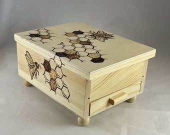 Joyero de madera pirograbado con forma de panal de abeja, con espejo y cajón.