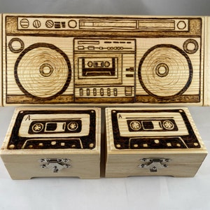 Scatole per ciondoli retrò Boombox e cassette / Vendute come set o singole / Arte bruciata su legno / Pirografia / Conservazione di gioielli / Musica degli anni &#39;80 e &#39;90