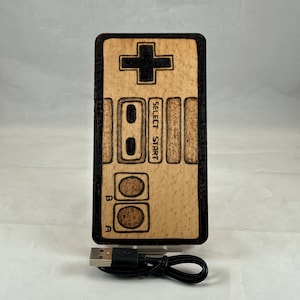Banco de energía externo para control de Nintendo NES, grabado en madera, arte pirograbado, capacidad de 10 000 mAh