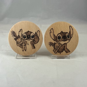 Espejo de viaje grabado en madera Stitch & Crump / Pirograbado / Arte quemado en madera / Espejo de maquillaje de bolsillo, bolso o cartera, pequeño y redondo / Lilo y Stitch