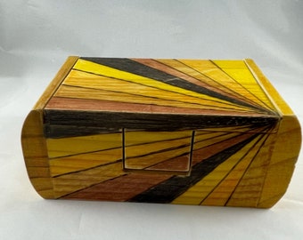 Caja de baratijas con diseño retro de los años 70, pirograbado, cofre pequeño para guardar joyas, tonos tierra cálidos