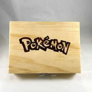 Boîte à cartes Pokemon Card Wood Burn | Art de gravure sur bois | Pyrogravure | Stockage de cartes à jouer | Organisez et gérez vos cartes préférées
