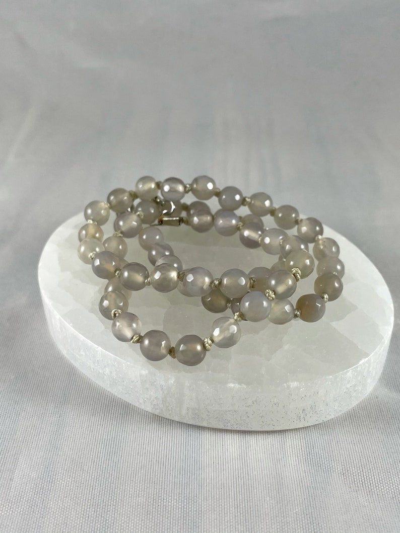 Find Balance Self-Acceptance Confidence Grow Spiritually Natural Gemstone Healing Oyster Grey Agate Knotted Crystal Bead Necklace