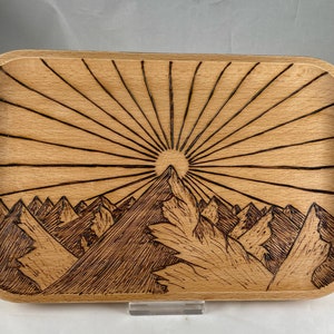 Mountains avec plateau géométrique Sunrise en hêtre brûlé | Art pyrogravé/brûlure sur bois | Bloc pour plateau de cuisine | Rangement de bijoux pour la maison