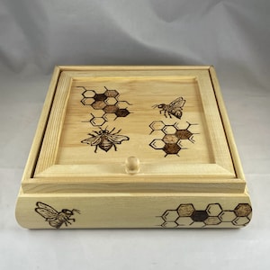 Pudełko na biżuterię Honeybee Honeycomb Wood Burned Jewelry Box- Pokrywa i składane lustro | Pirografia | Przechowywanie | Bumblebee Hexagon Bee