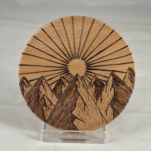 Espejo de viaje de madera pirograbado con montañas y puesta de sol geométrica, espejo de maquillaje de bolsillo, pequeño y redondo, con diseño de amanecer en la montaña.