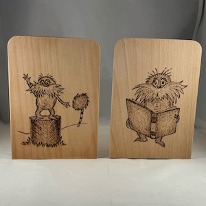 The Lorax Wood Gebrannte Buchstützen 2er Set | Brandmalerei/Pyrographie | Schreibtisch Büro Aufbewahrung & Organisation | Buchstütze Dr. Seuss Kids