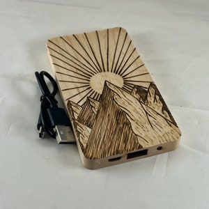Banco de energía externo de madera quemada con montañas y amanecer geométrico / Arte de madera quemada / Pirograbado / Capacidad de 4000 mAh