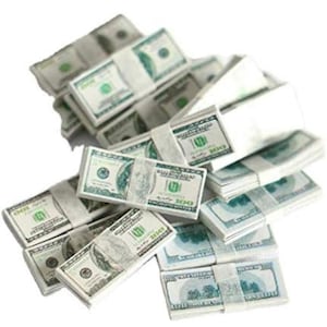 Może przedstawiać: Stos spakowanych banknotów o nominale stu dolarów. Każdy plik jest owinięty białą papierową opaską. Banknoty są zielono-białe, z portretami i innymi widocznymi detalami.