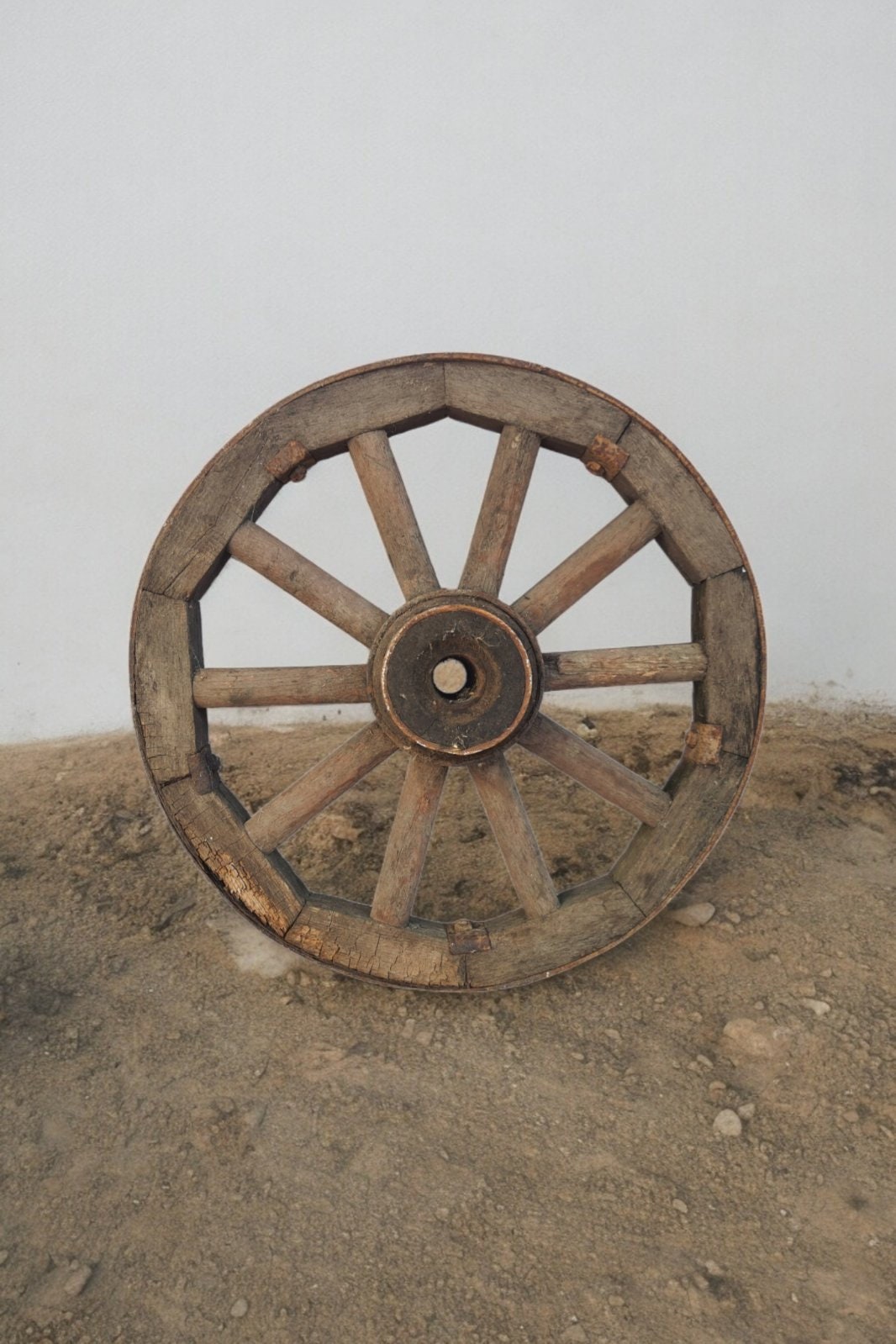 Ruota di carrozza antica, ruota di carro rustico, ruota di carro