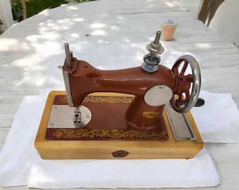 Collectible metal children's sewing machine made in USSR, decorative children's miniature sewing machine toy