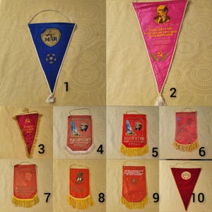 Könnte beinhalten: Zehn Vintage-Wimpel mit verschiedenen Designs und Farben. Einige Wimpel zeigen Text, darunter "1 Мая" und "ПОБЕДИТЕЛЮ В СОЦИАЛИСТИЧЕСКОМ СОРЕВНОВАНИЙ".