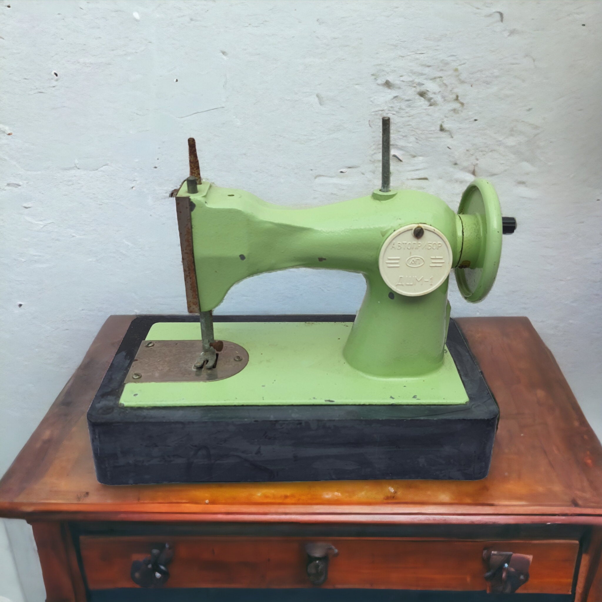 Machine à coudre soviétique pour enfant