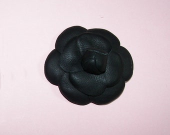 Broche de alfiler de camelia de cuero, broche de cuero genuino personalizable, alfiler hecho a mano, alfiler de flor de cuero, pedidos personalizados