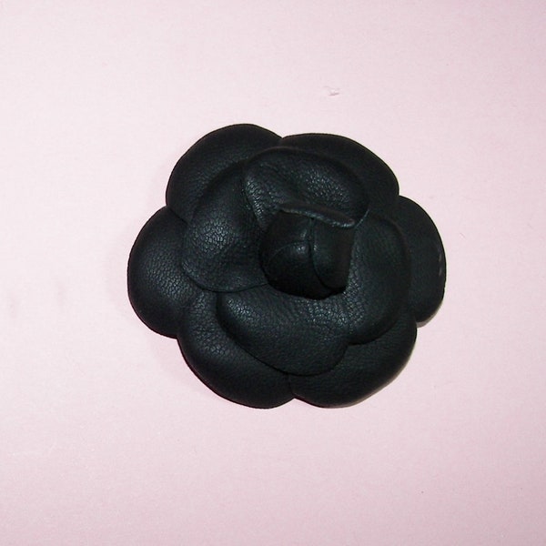 Broche camélia en cuir Broche personnalisable en cuir véritable Épingle faite main en cuir Épingle fleur en cuir Commandes personnalisées