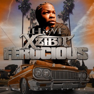 Puede incluir: Una portada de &aacute;lbum digital que presenta a un rapero con una expresi&oacute;n seria, vistiendo una camisa negra y una cadena de plata. El t&iacute;tulo del &aacute;lbum "I-Love Xzibit Ferocious" se muestra en letras grandes y estilizadas. Un autom&oacute;vil cl&aacute;sico est&aacute; en primer plano, con una placa de matr&iacute;cula de California que dice "6SK S833". El fondo presenta una imagen borrosa de palmeras y un cielo nublado.