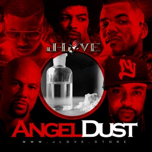 Puede incluir: Una imagen en blanco y negro con el texto "J-Love Angel Dust www.jlove.store" en letras rojas. La imagen presenta cinco rostros de hombres en rojo, una botella de vidrio transparente con un l&iacute;quido blanco y un mont&oacute;n de polvo blanco.