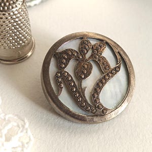 Iris-Brosche aus Perlmutt, antiker Knopf, 1930er Jahre, strukturiertes Bronzemetall, Vintage