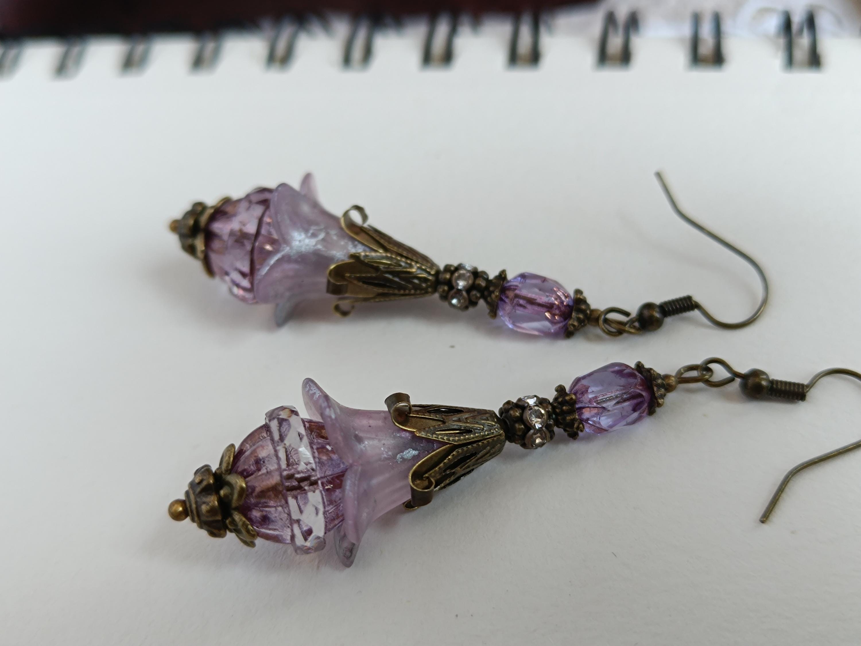 Boucles D'oreilles Anciennes En Lucite (plexiglas) - Motif Fleurs Et Bouquet - Blanc - Origine France - Occasion Très Bon état