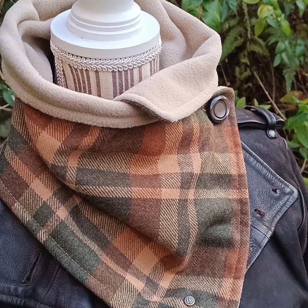 Echarpe tour de cou lainage tartan vintage doublé micro polaire gros bouton de collection nacre véritable