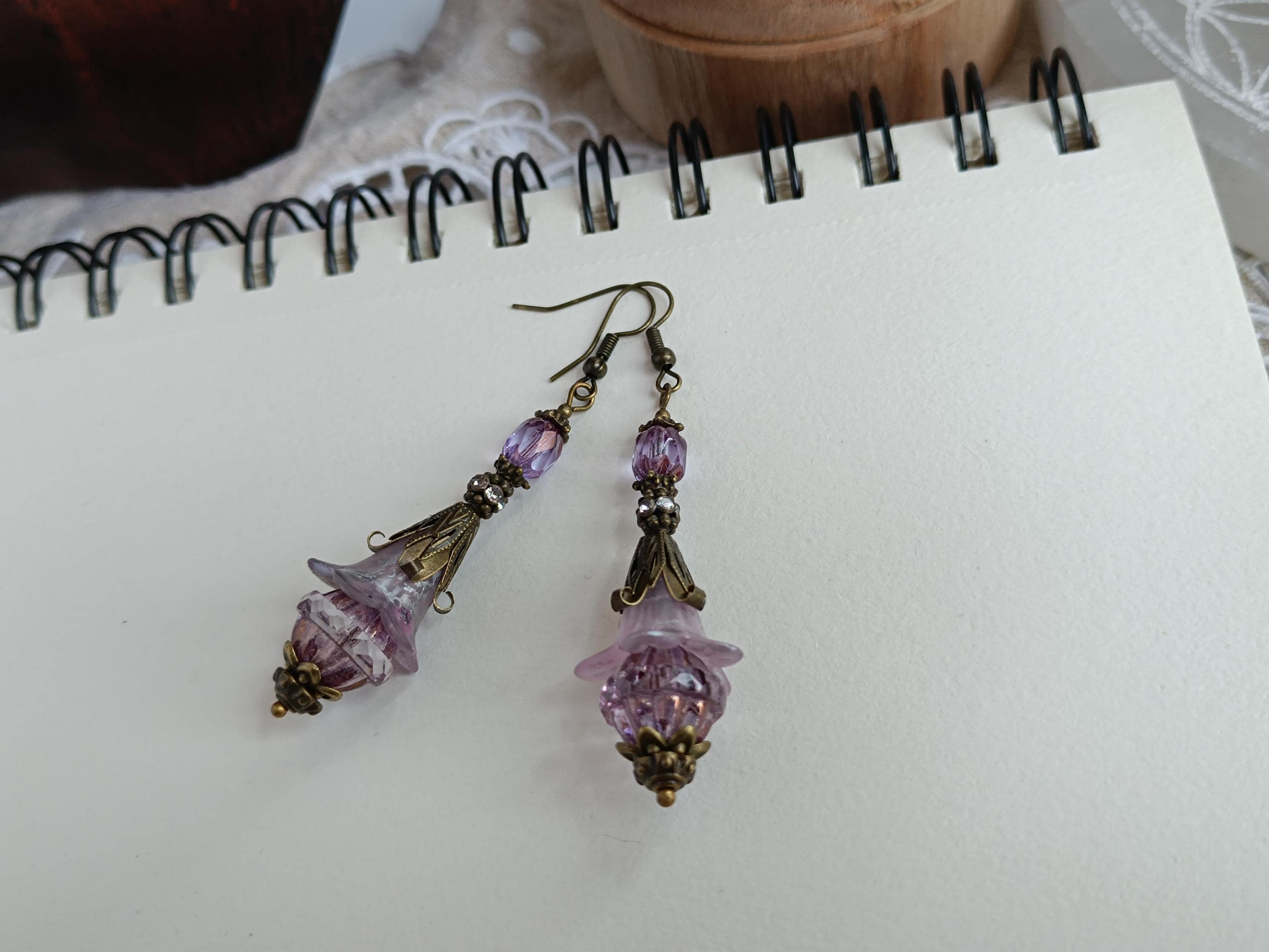 Boucles D'oreilles Anciennes En Lucite (plexiglas) - Motif Fleurs Et Bouquet - Blanc - Origine France - Occasion Très Bon état
